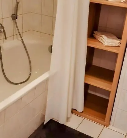 Apartment Las- Ruhig Aber Zentral Teilmobliert,
